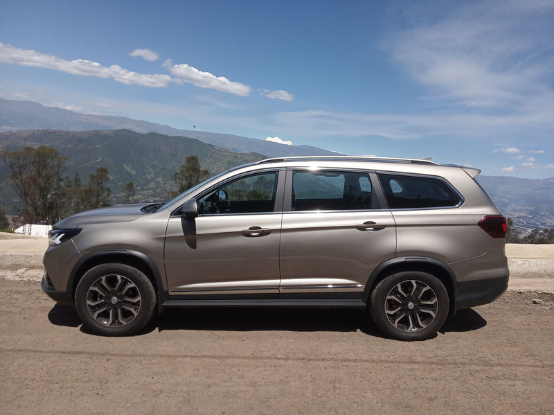 T5L SUV 7 Pasajeros Dongfeng Forthing 1.5T / 6AT automático . Confort Gris Claro / Interior Marron