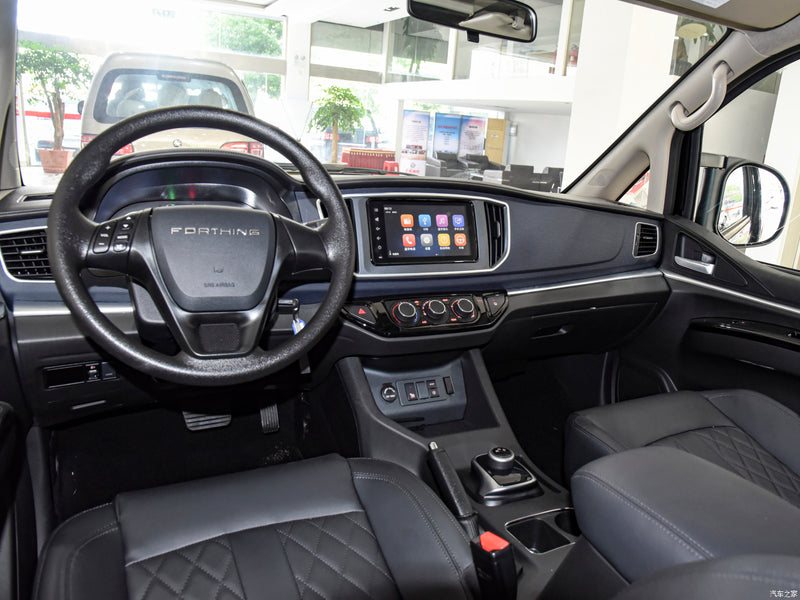 Van de pasajeros M5 Forthing Eléctrico 401km Rango Color Blanco/ Interior Negro