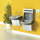 Fuente de agua de pared con llenador de botella.