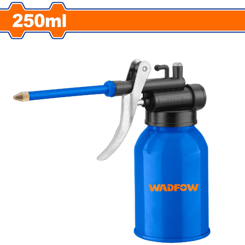 Aceitera Lata de aceite de metal con boquilla. Cap:250ml. Espesor:0.4mm. Cuerpo de Acero. Resiste al óxido.