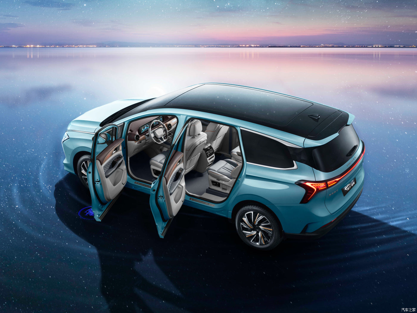 MPV YATCH 7 asientos Forthing Gasolina Vers. Exclusive 10 airbags 360° Cam Color Azul/ Interior Beig