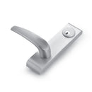 Manija con cilindro para puerta compatible con barra antipanico US067. Acabado silver.