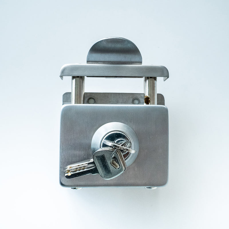 Cerradura cuadrada sencilla. No requiere perforacion en vidrio 8 a 12 mm.  Satinada