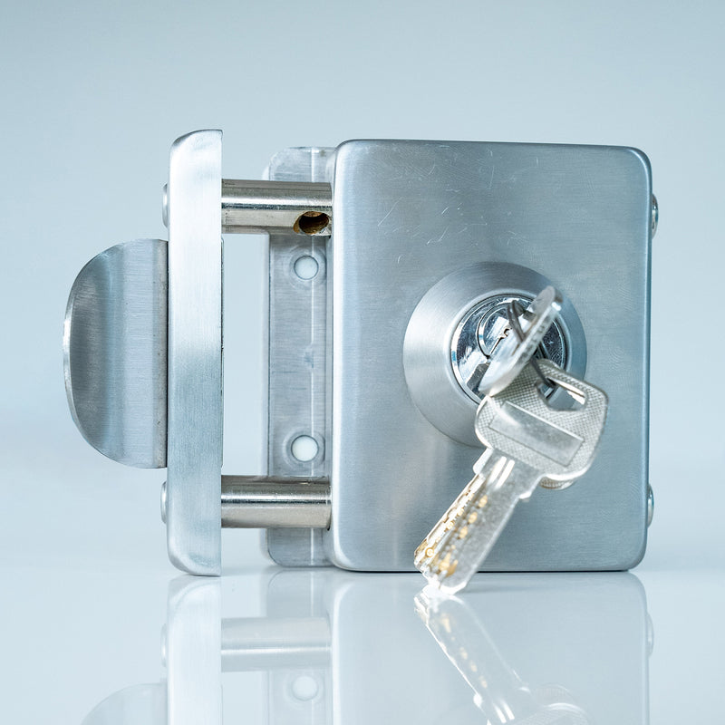 Cerradura cuadrada sencilla. No requiere perforacion en vidrio 8 a 12 mm.  Satinada