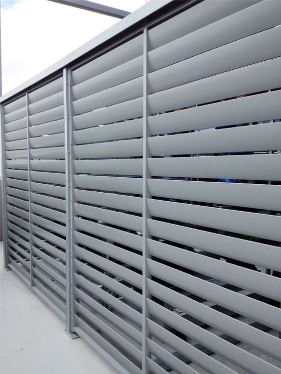 Lama Louver Curva Silver para clipar en marco U127 Ancho 100x35x1mm 5.85m long.